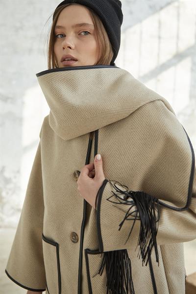 Deri Biye Detaylı Atkılı Kaşe Kaban - Bej