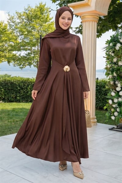 Eteği Allerli Broşlu Acı Kahve Saten Elbise