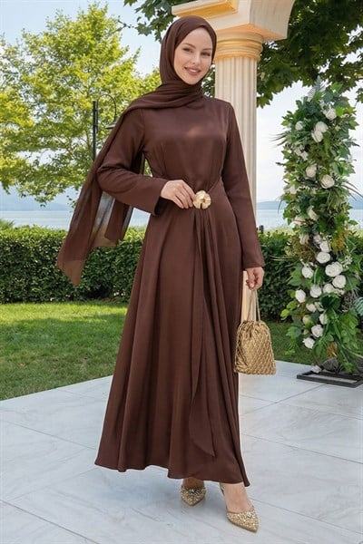 Eteği Allerli Broşlu Acı Kahve Saten Elbise