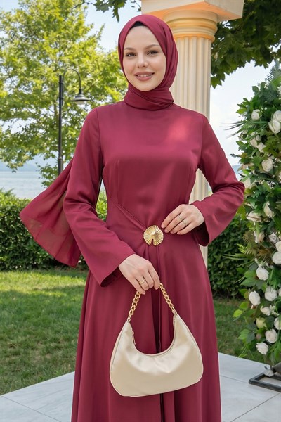 Eteği Allerli Broşlu Fuşya Saten Elbise