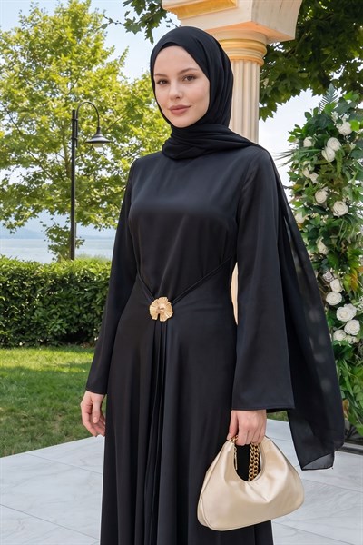 Eteği Allerli Broşlu Siyah Saten Elbise