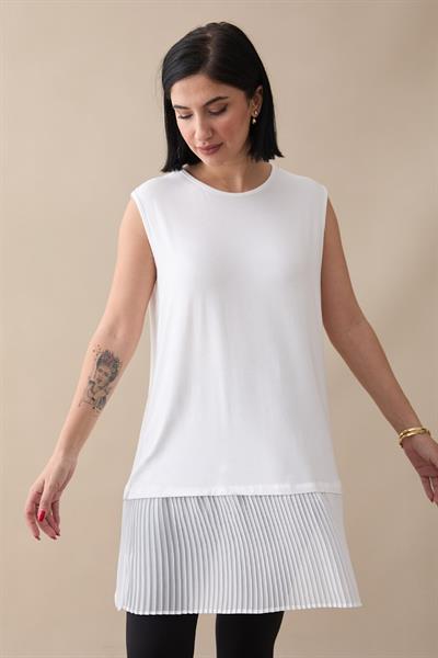 Eteği Piliseli Kolsuz Beyaz İçlik