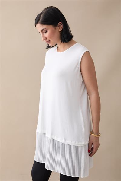 Eteği Piliseli Kolsuz Beyaz İçlik