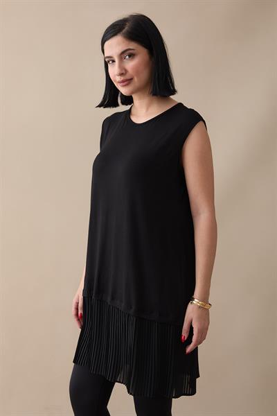 Eteği Piliseli Kolsuz Siyah İçlik