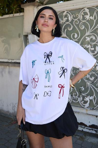 Fiyonk Desenli Beyaz Tişört