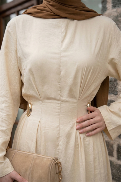 Gold Broşlu Kuşaklı Bej Modal Elbise