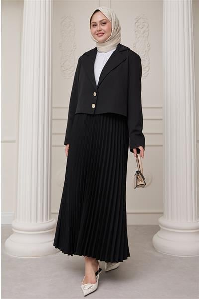 İki Düğmeli Ceketli Piliseli Etekli Siyah Takım
