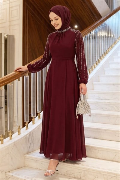 Kolları Taşlı Pullu Kırmızı Şifon Abiye