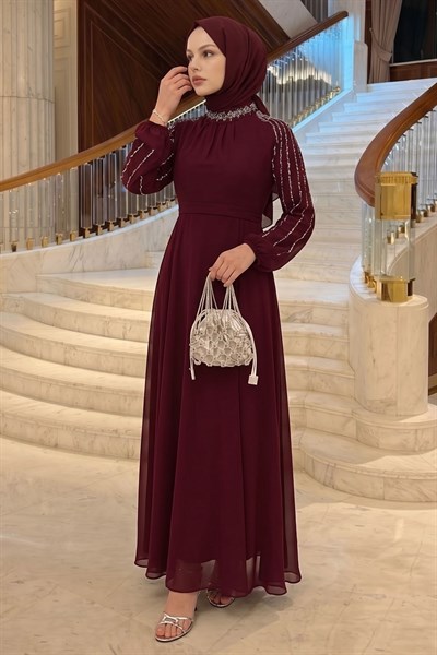 Kolları Taşlı Pullu Kırmızı Şifon Abiye