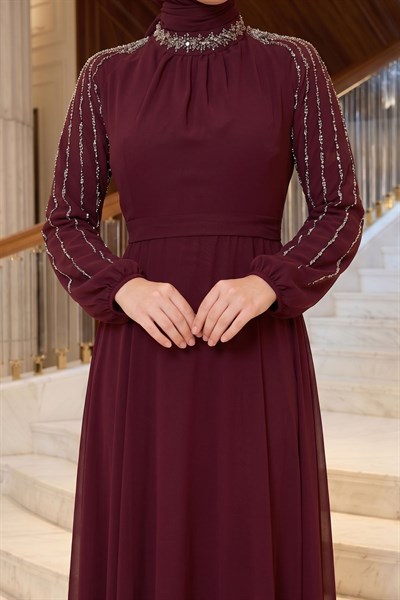 Kolları Taşlı Pullu Kırmızı Şifon Abiye