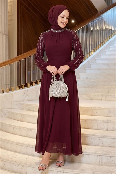 Kolları Taşlı Pullu Kırmızı Şifon Abiye