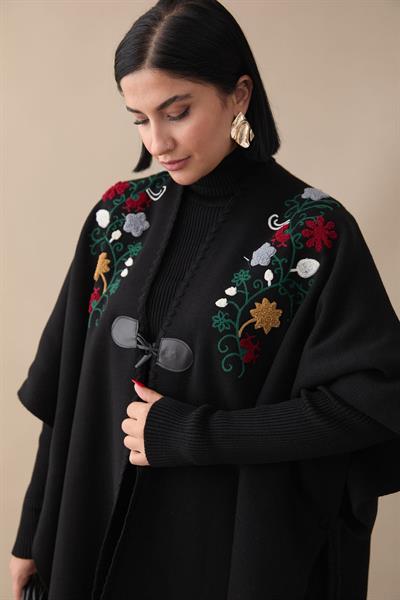 Nakış Detay Püsküllü Panço Ve Elbiseli Siyah Triko Takım