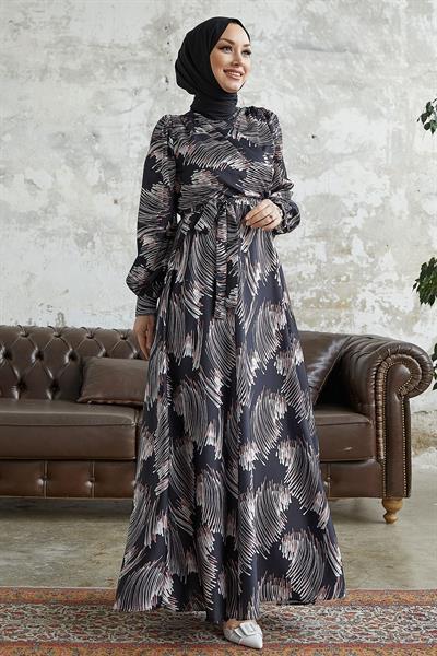 Nori Desenli Kuşaklı Saten Elbise - Siyah