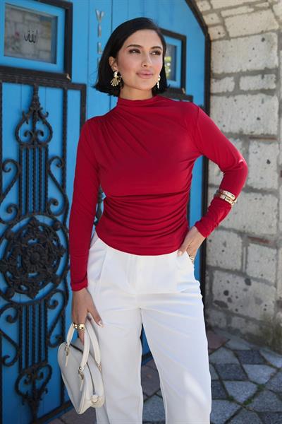Omuzu Pileli Kırmızı Bluz