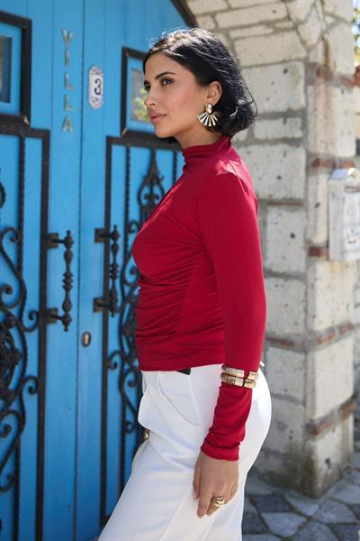 Omuzu Pileli Kırmızı Bluz