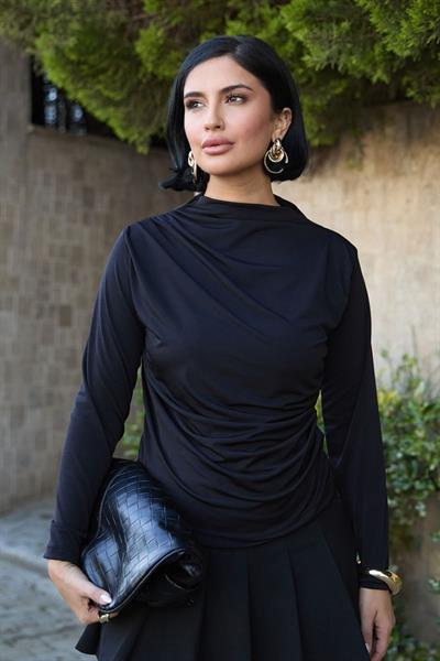 Omuzu Pileli Siyah Bluz