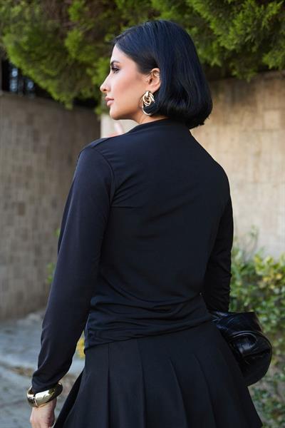 Omuzu Pileli Siyah Bluz