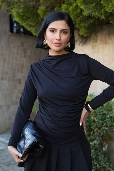 Omuzu Pileli Siyah Bluz