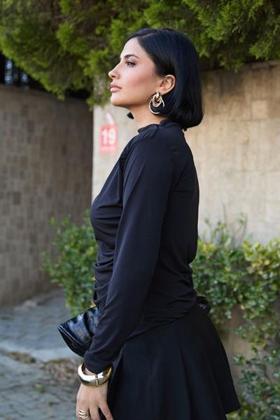 Omuzu Pileli Siyah Bluz