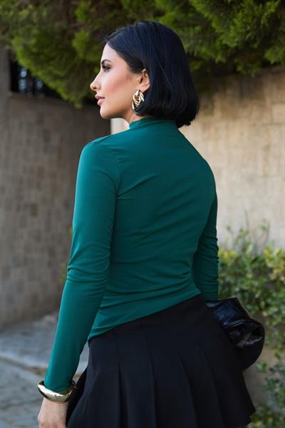 Omuzu Pileli Zümrüt Yeşili Bluz