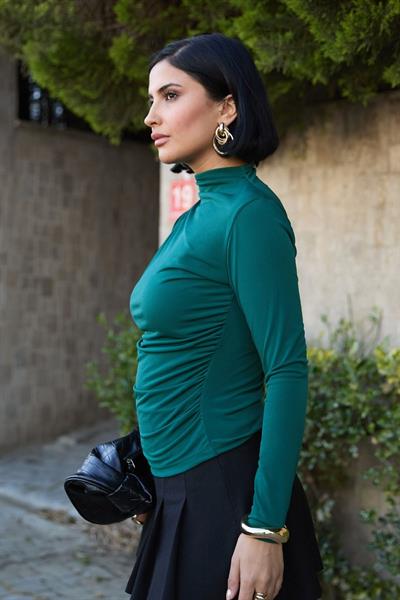 Omuzu Pileli Zümrüt Yeşili Bluz