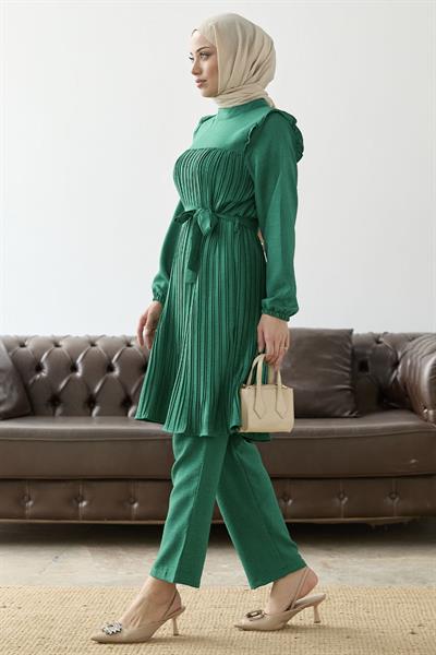 Önü Pileli Fırfır Detay Zümrüt Yeşili Takım