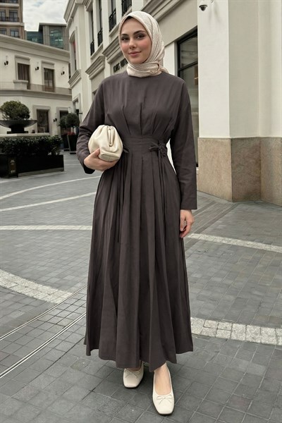 Pileli Kuşaklı Acı Kahve Elbise