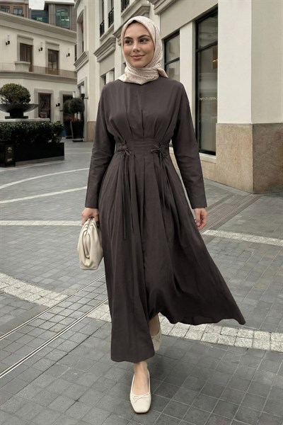 Pileli Kuşaklı Acı Kahve Elbise