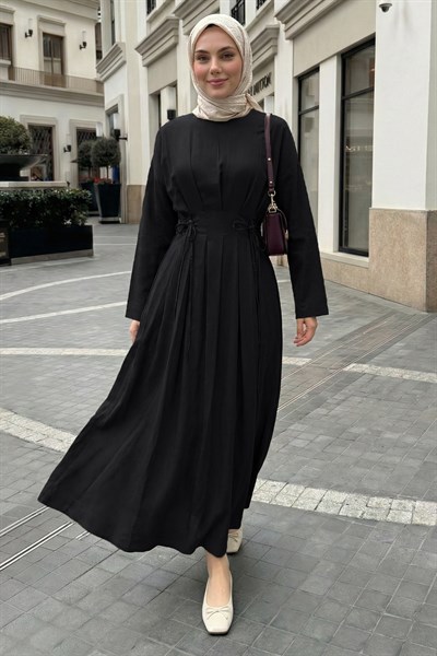 Pileli Kuşaklı Siyah Elbise