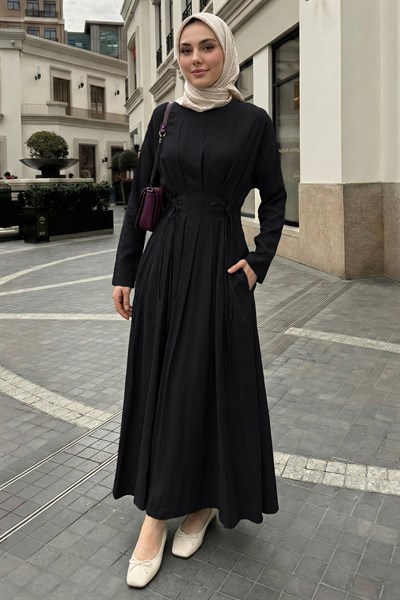 Pileli Kuşaklı Siyah Elbise