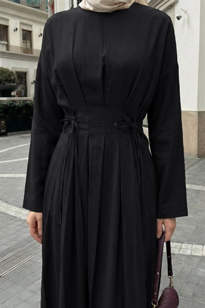 Pileli Kuşaklı Siyah Elbise