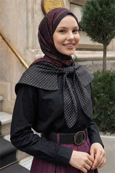 Puantiye Yaka Garnili Siyah Gömlek