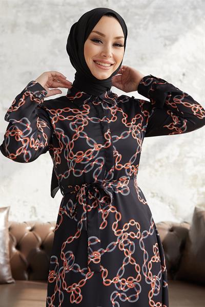 Ruby Zincir Desenli Kuşaklı Saten Elbise - Siyah