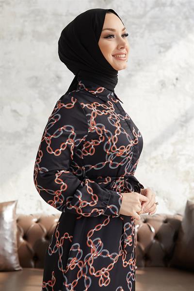 Ruby Zincir Desenli Kuşaklı Saten Elbise - Siyah