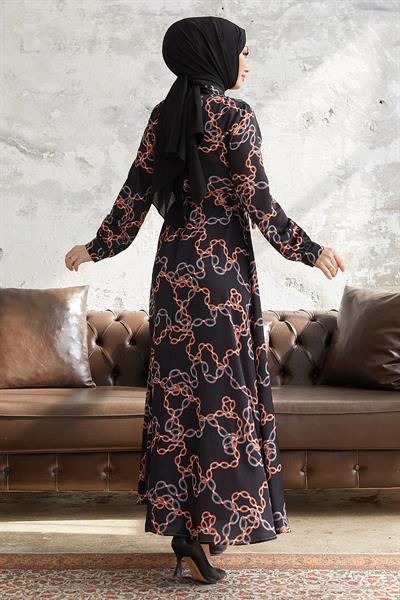 Ruby Zincir Desenli Kuşaklı Saten Elbise - Siyah