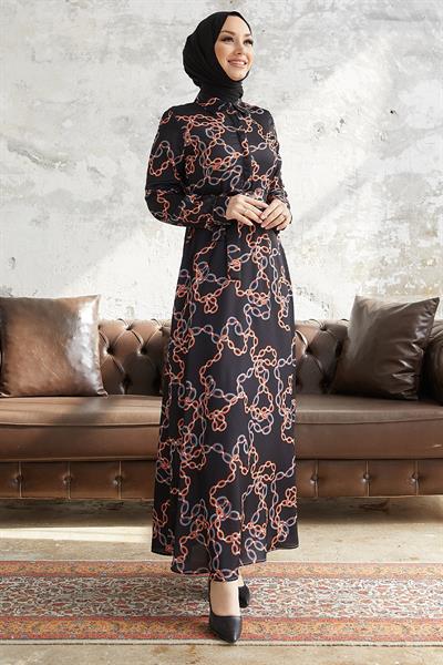 Ruby Zincir Desenli Kuşaklı Saten Elbise - Siyah