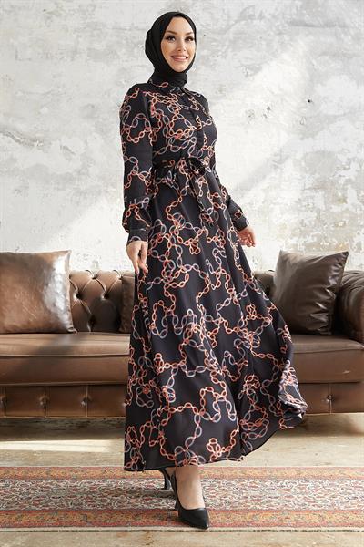 Ruby Zincir Desenli Kuşaklı Saten Elbise - Siyah