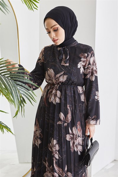 Serena Çiçek Desen Piliseli Siyah Şifon Elbise