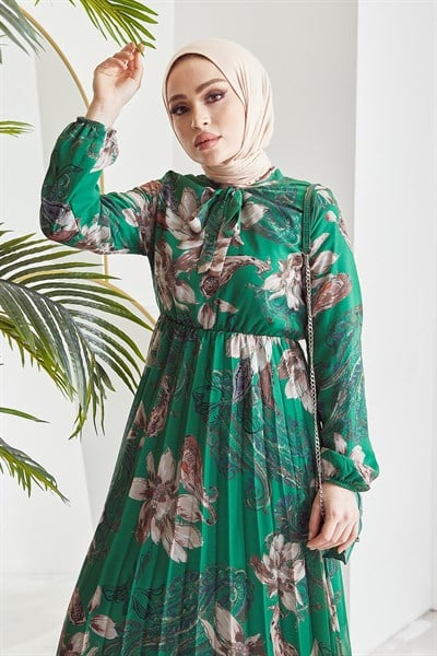 Serena Çiçek Desen Piliseli Zümrüt Yeşili Şifon Elbise