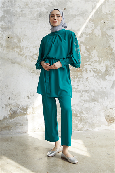 Stone-Detail Balloon Sleeve Satin Suit - Emerald Green