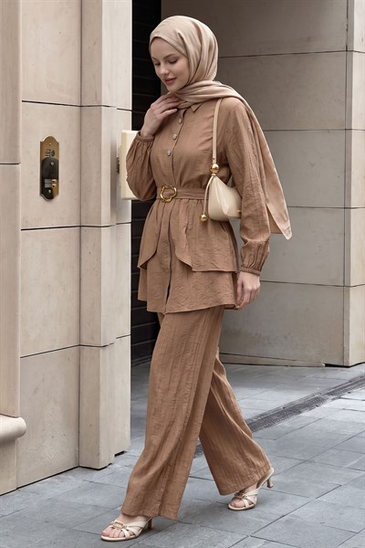 Taşlı Düğmeli Camel İkili Takım