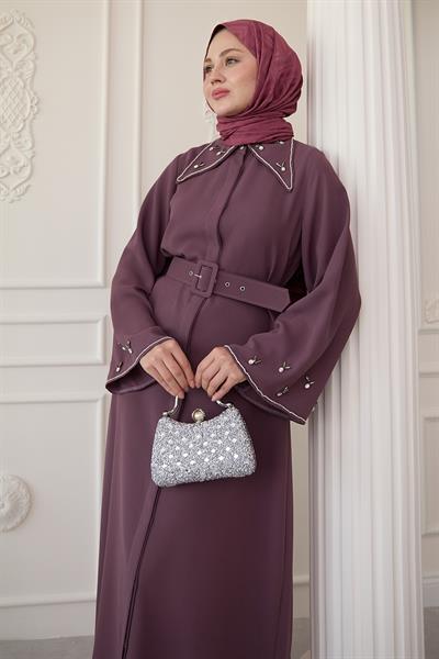 Üçgen Yaka Taşlı Gül Abaya