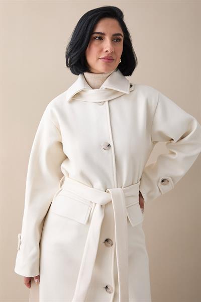 Yakası Apoletli Kapak Cep Beyaz Kaşe Kaban