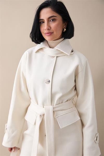 Yakası Apoletli Kapak Cep Beyaz Kaşe Kaban