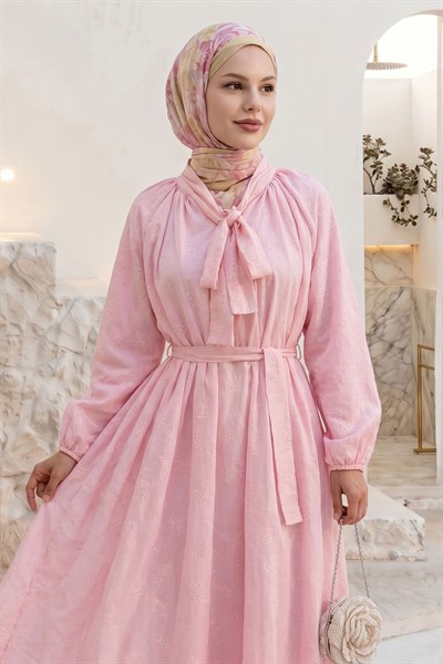 Yakası Bağcıklı Kuşaklı Pembe Elbise