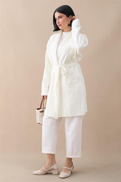 Yakası Desenli Nakışlı Beyaz Triko Ceket