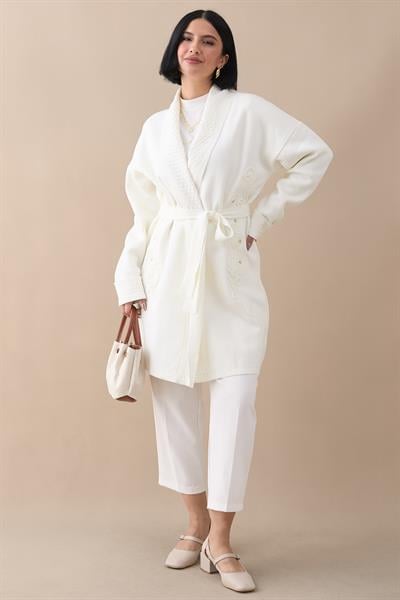 Yakası Desenli Nakışlı Beyaz Triko Ceket