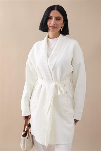 Yakası Desenli Nakışlı Beyaz Triko Ceket