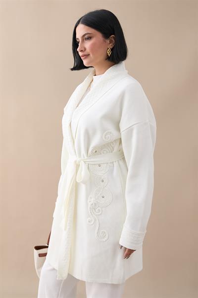 Yakası Desenli Nakışlı Beyaz Triko Ceket