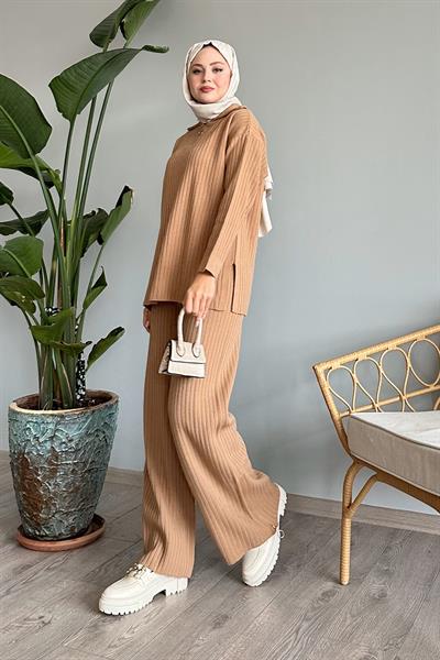 Yanları Yırtmaçlı Fitilli Camel Triko Takım